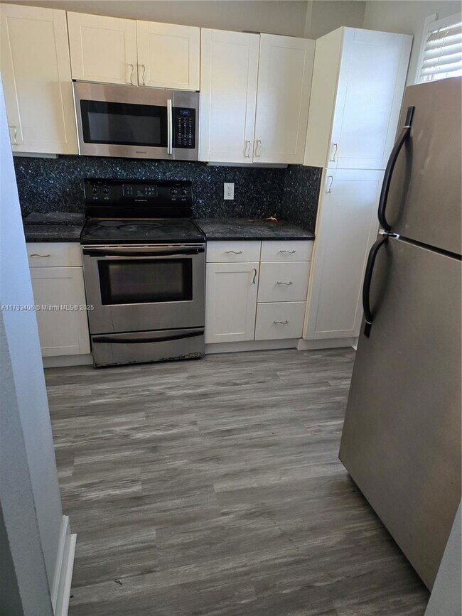 Photo - 119 Royal Pk Dr Unidad 4C Rental