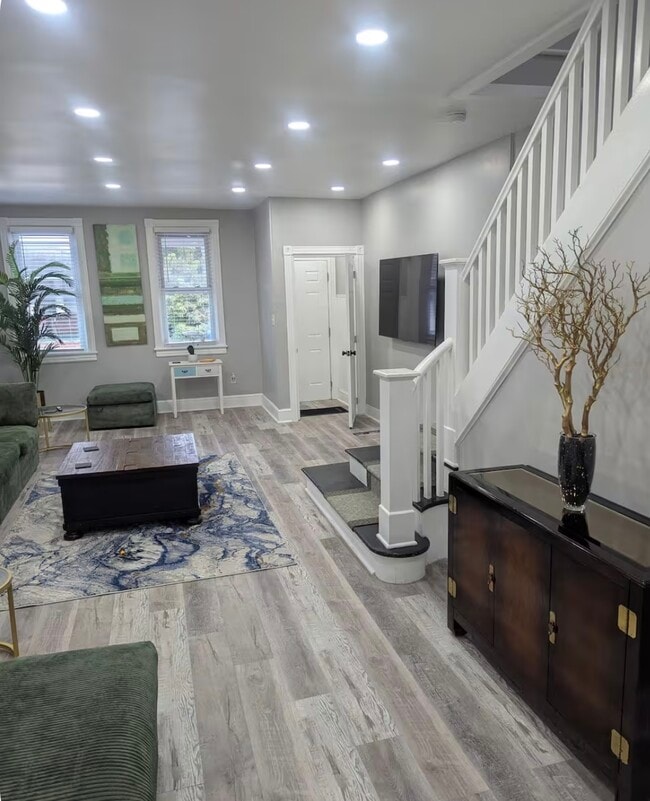 Photo - 229 Conover St