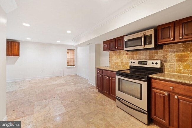 Building Photo - 1729 Fontain St Unit 1