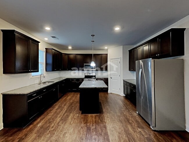 Photo - 2133 Leafmore Ct SE