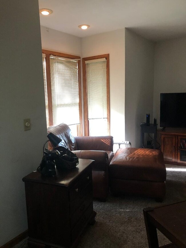 810 E Main St