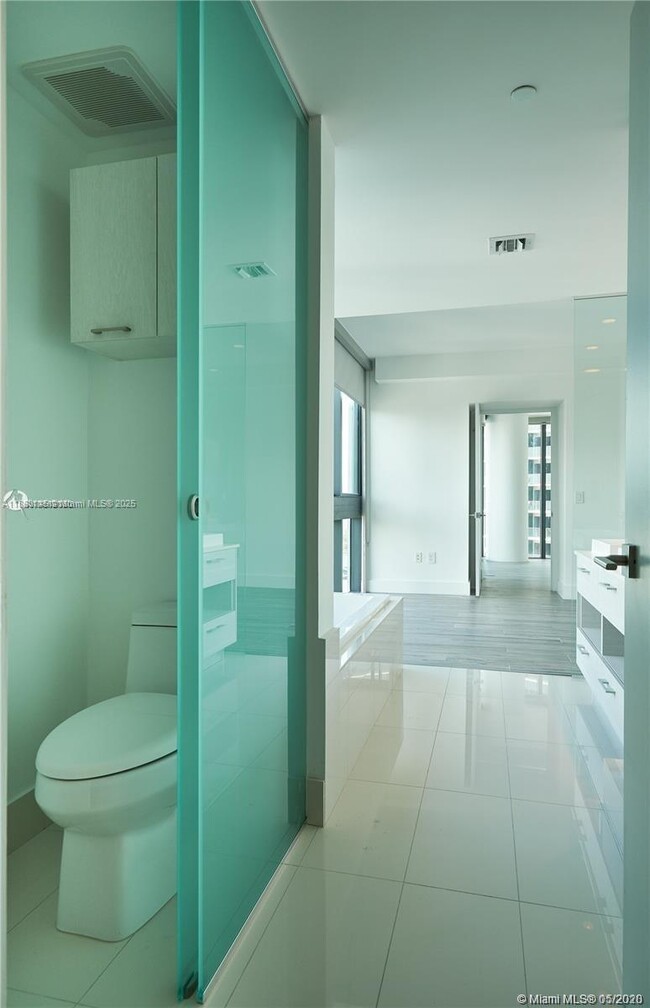 Photo - 650 NE 32nd St