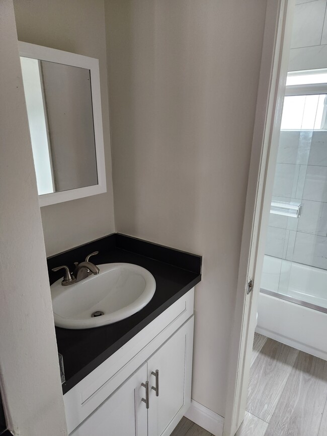 Building Photo - 5242 Cahuenga Blvd Unit #5