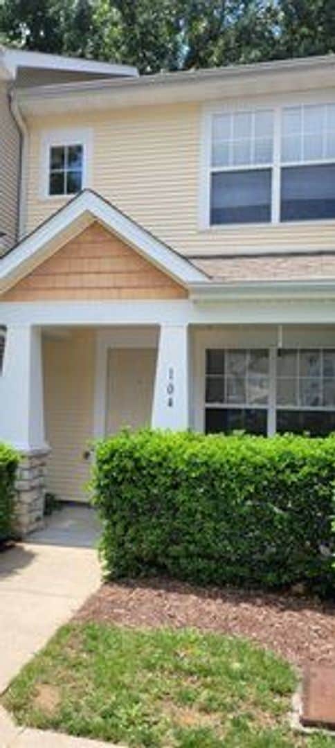 Building Photo - Move in ready close to airport BNA and I40