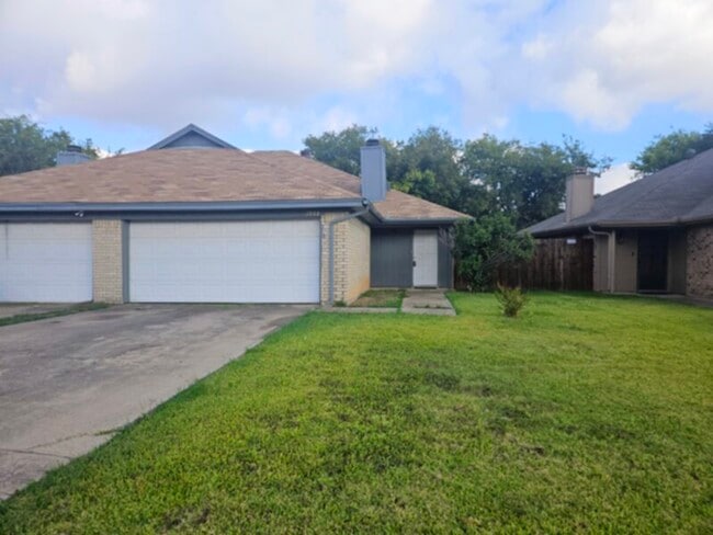 Building Photo - Perfect location in NRH! Awesome duplex wi...