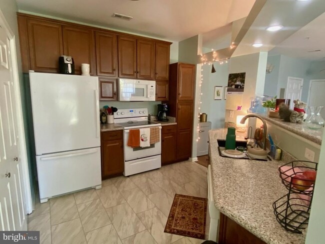 Building Photo - 8206 Blue Heron Dr Unit 1C