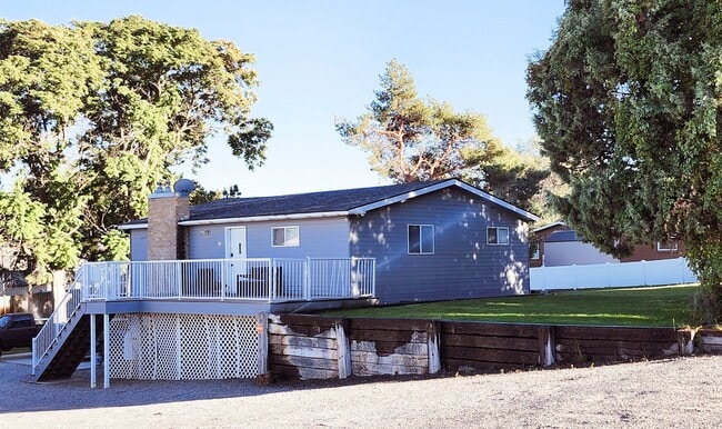 Building Photo - Spacious 4-Bedroom, 2-Bath Home with Daylight Basement, Large Yard & Two Fireplaces!.