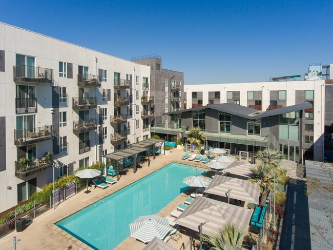 Piscina al aire libre estilo centro vacacional en Aliso Apartments en el distrito de las artes, Los Ángeles - Aliso Apartamentos