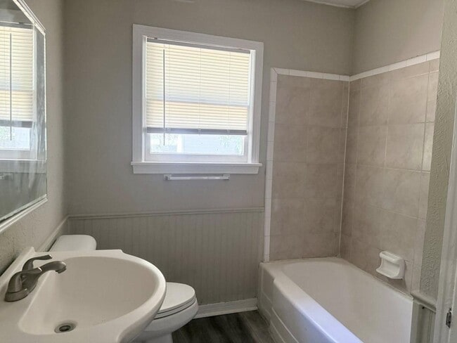 Photo - 815 16th Ave NW
