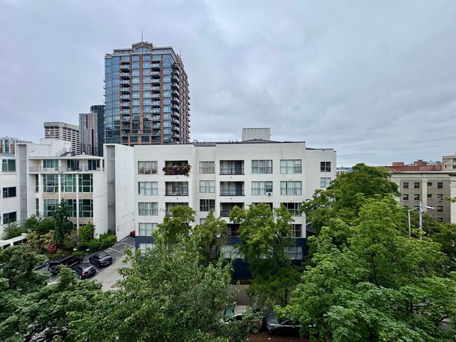 Building Photo - 1323 Boren Ave