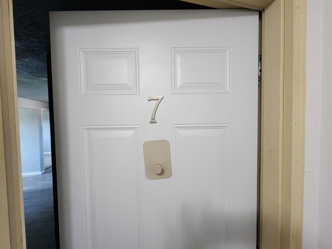 Building Photo - Updated 1 bedroom Upper - Kaukauna Unit 7 Rental