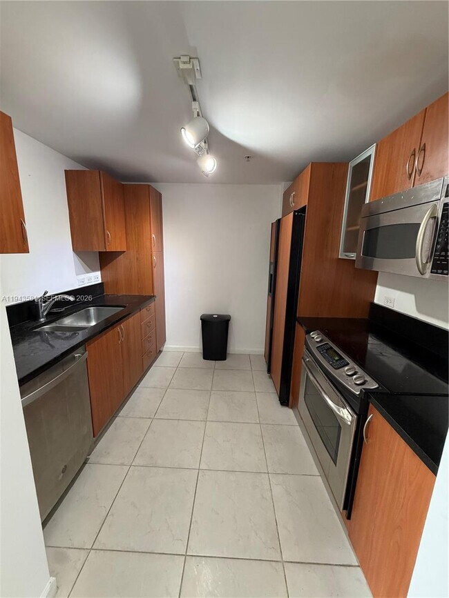 Building Photo - 18800 NE 29th Ave Unit 1027