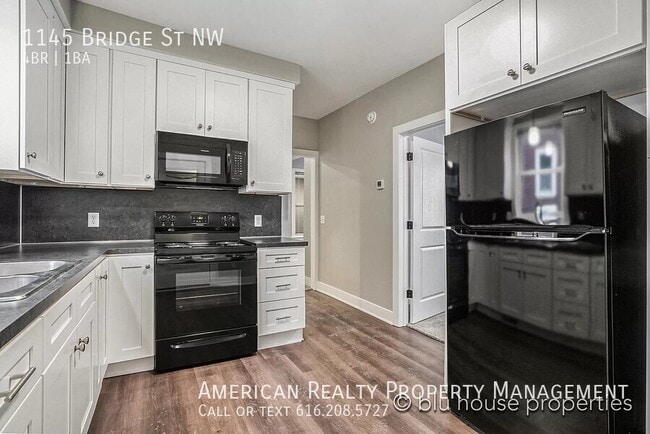 Photo - 1145 Bridge St NW