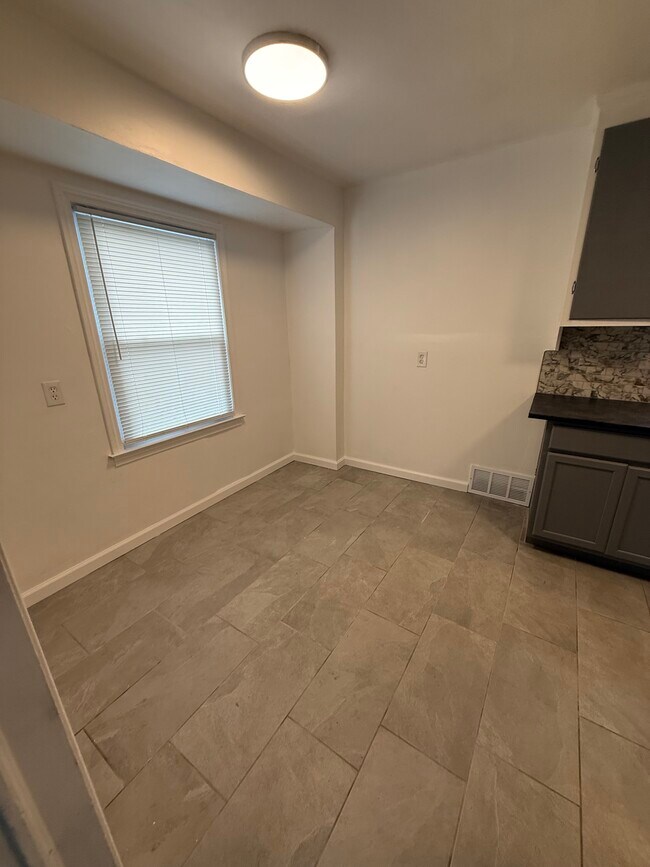 Photo - 16083 Manning St