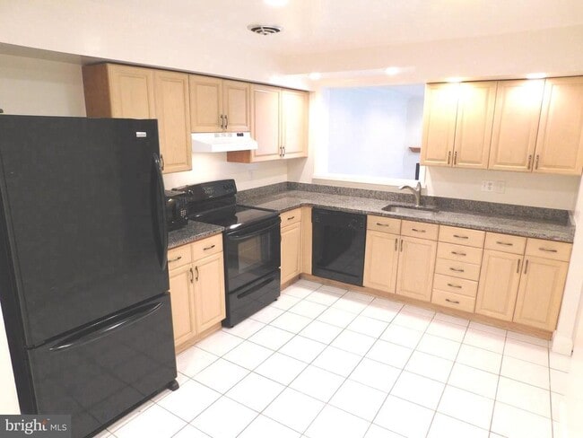 Photo - 1741 S Hayes St