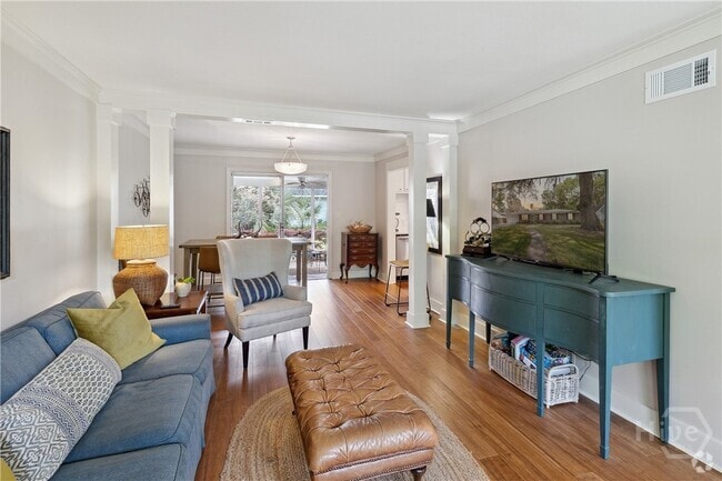 Building Photo - 32 Romney Pl Rental