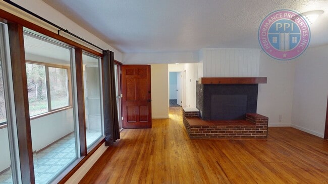 Photo - Enjoy Rural Living, Close To City & Freewa...