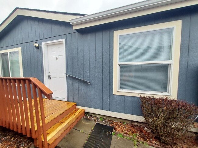 Photo - Available Now 3 bedroom, 2bath!!