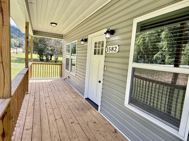 Photo - 1582 Hobbs Island Rd SE