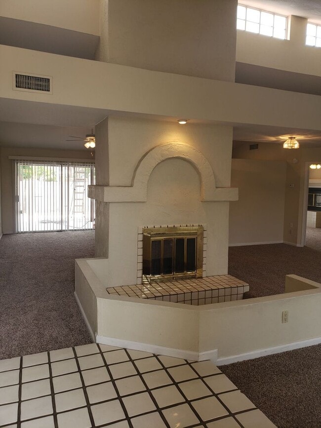 837 N Oak Ct