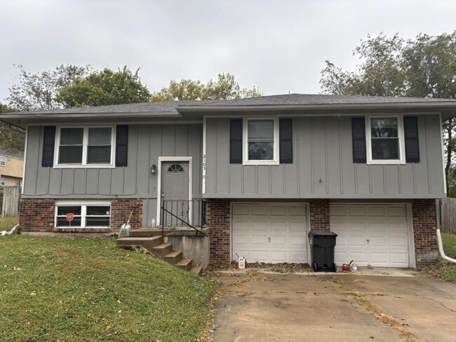 Building Photo - 2105 SW 5th St