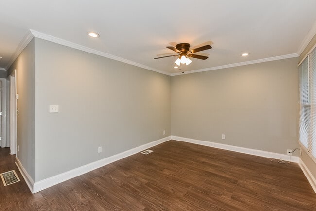 Photo - 2023 Akron Dr SE