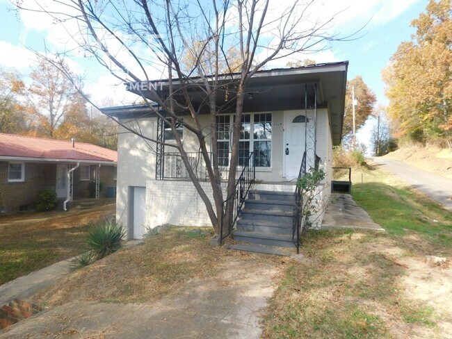 Photo - 2028 Progress St