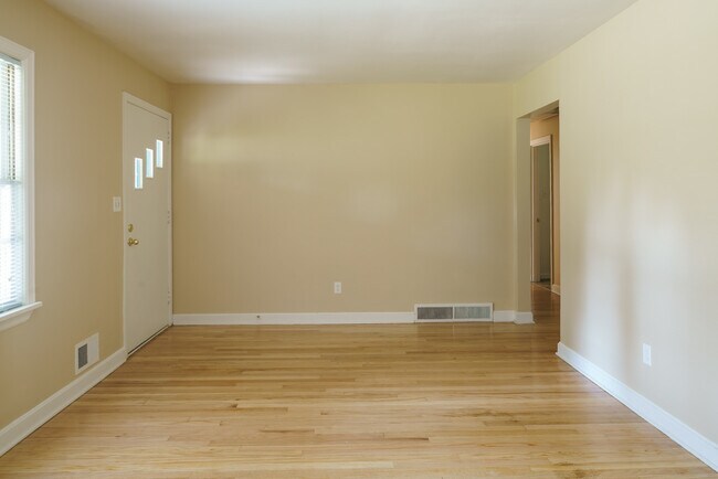 Photo - Super 3-brm stone ranch with brand new win... Casa