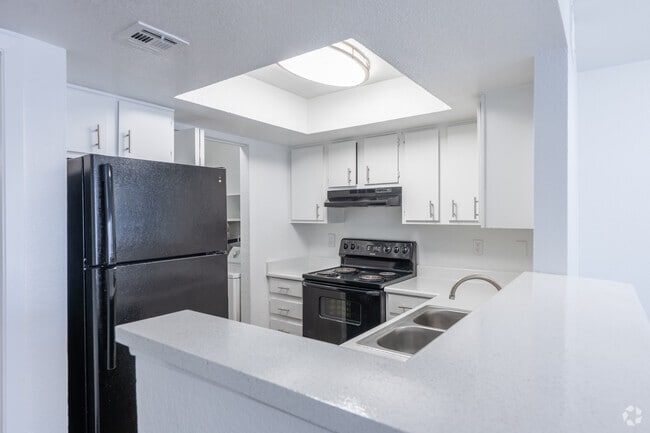 2BR, 2BA - 979SF - Kitchen - Cypress Springs