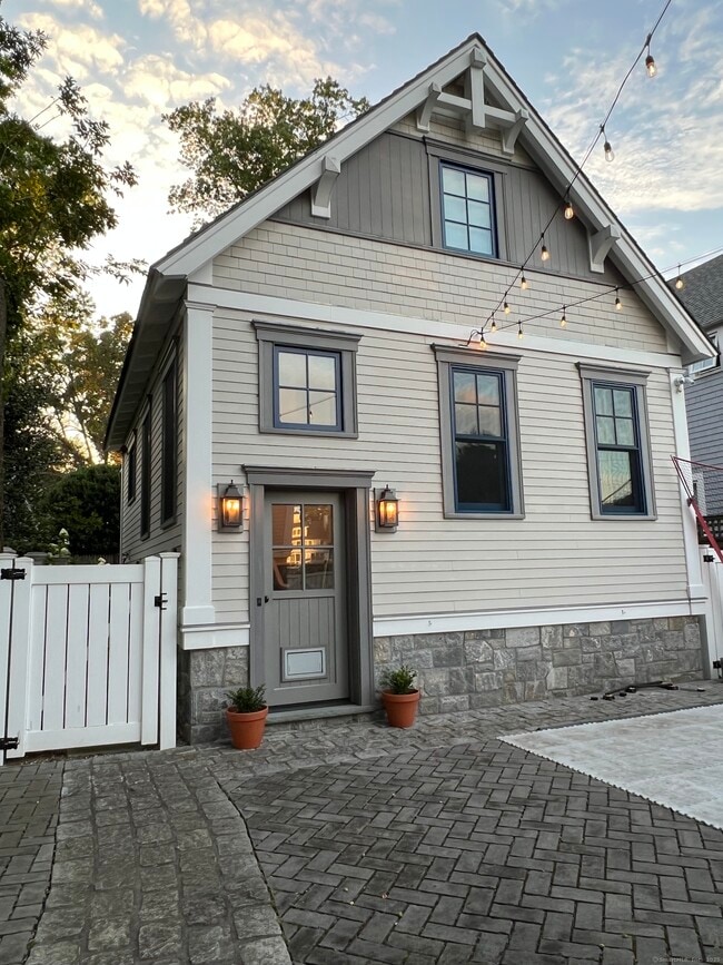 Building Photo - 56 1/2 Roton Ave Rental