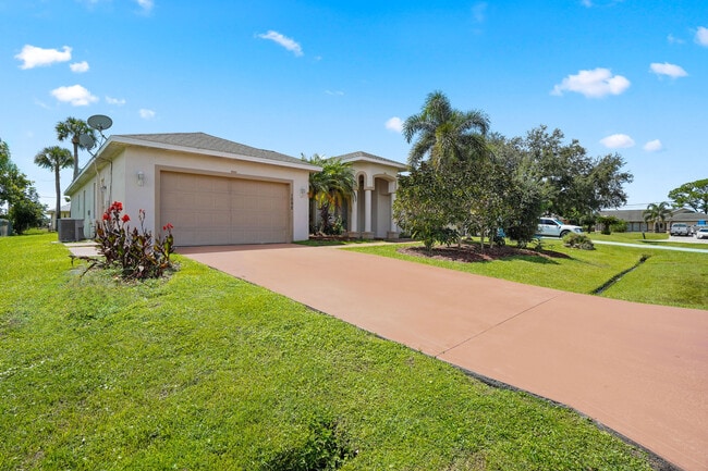 Building Photo - 1092 SW Majorca Ave Rental