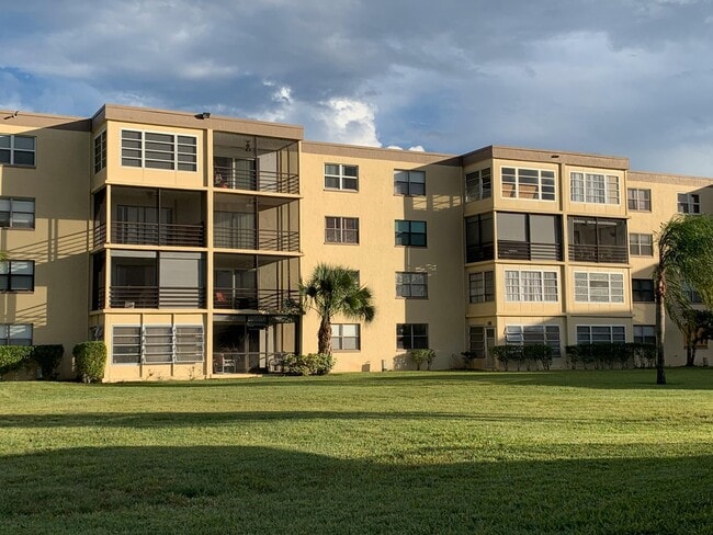 Photo - 9355 SW 8th St Unidad 202