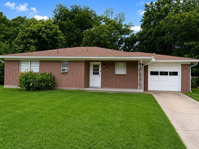 Building Photo - 1004 Oak Dr