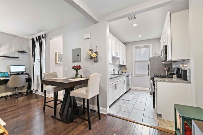 Building Photo - 102.5 Congress St Unit 1-1 Rental