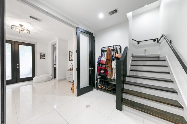 Photo - 1807 Dart St