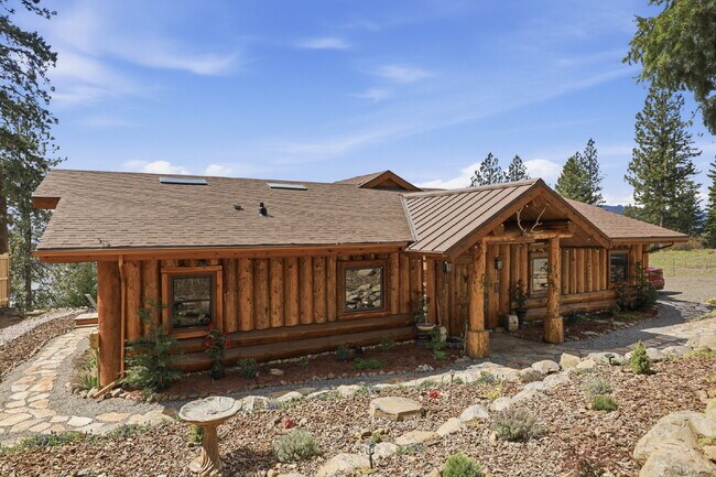 2BR, 2BTH Executive Log Cabin Living Overlooking Carlin Bay on Lake Coeur d'Alene