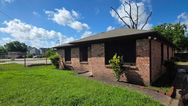 Photo - 4532 Briscoe St