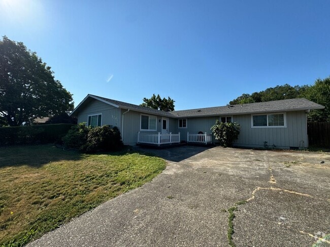 Building Photo - 3 Bedroom 2 bath house.