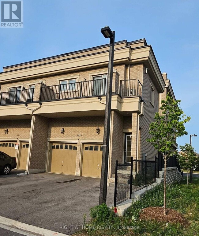 Photo - 9430 Bayview Ave