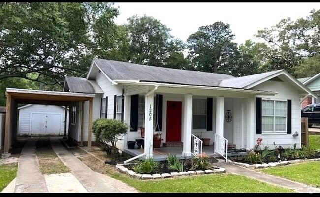 Building Photo - 1205 W Combs St Rental
