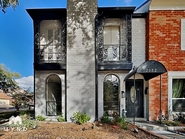 Building Photo - 2052 Lakeside Dr