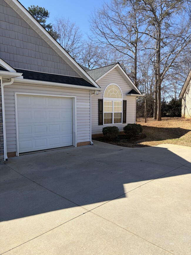 Building Photo - 517 Victoria Manor Dr