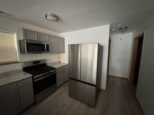 Building Photo - 7653 S Green St