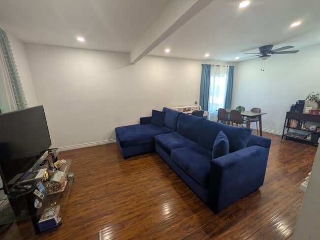 Building Photo - 5652 Yolanda Ave Unit #9