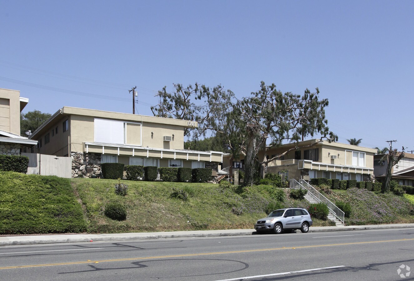 1655-1701 West Malvern Avenue - 1655-1701 West Malvern Avenue Apartments