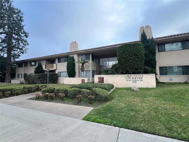 Building Photo - 740 W Huntington Dr Unit K