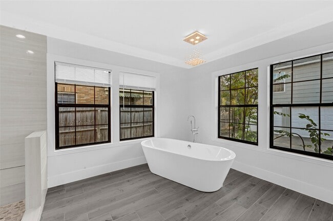 Photo - 1633 Fourcade St