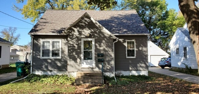 Building Photo - 1215 7th Ave SE Unit 1215