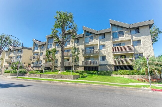 Building Exterior - Roberts K-town Hoover Apartments