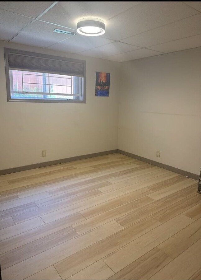 Photo - 2 Bed 1 Bath Unit in Edmonton, AB Unit 7921 LOWER